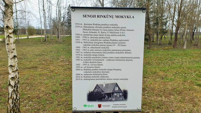 Rinkūnų mokyklos istorija surašyta informaciniame stende. Tomos Mikalajūnaitės nuotrauka, 2020